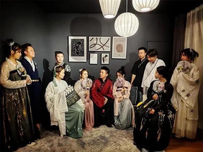 椅板凳回血为何会一年倒闭上千家？开元棋牌曾经红极一时的剧本杀卖桌(图6)