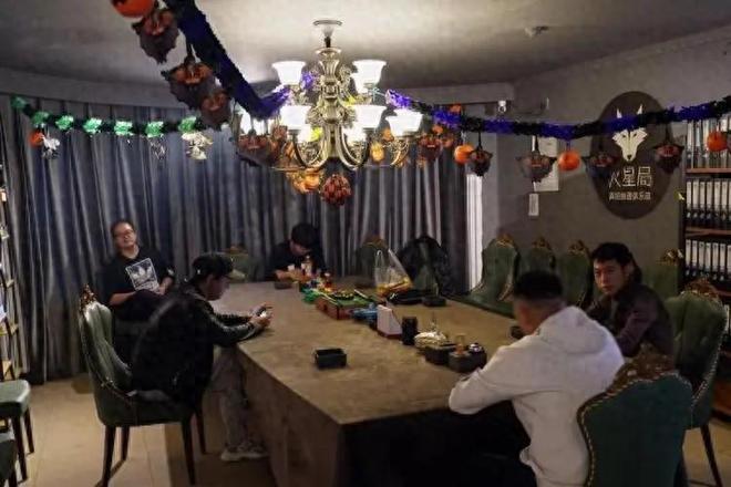椅板凳回血为何会一年倒闭上千家？开元棋牌曾经红极一时的剧本杀卖桌(图9)