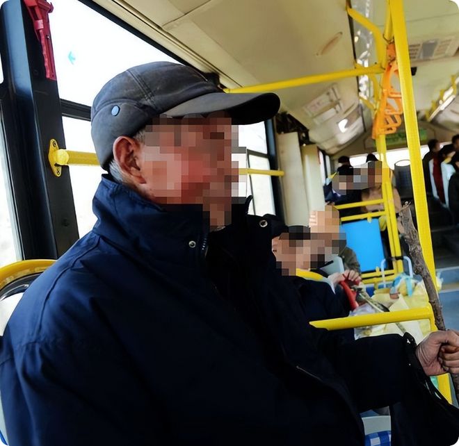 人性骚扰老人砸得女子满手血警方介入ky开元棋牌女子坐公交诬告80岁老(图8) 人性骚扰老人砸得女子满手血警方介入ky开元棋牌女子坐公交诬告80岁老(图8)